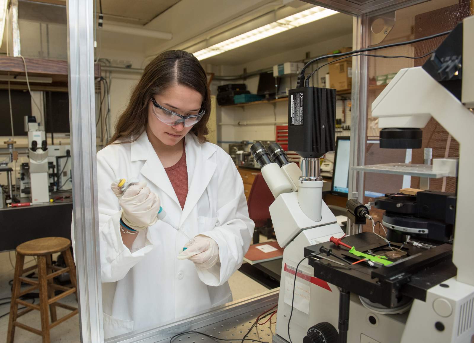 REU student in lab